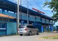 Kendaraan melintas di depan stadion wergu wetan pada Kamis, 4 Juni 2026. (Fahtur Rohman/Lingkarjateng.id)