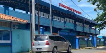 Kendaraan melintas di depan stadion wergu wetan pada Kamis, 4 Juni 2026. (Fahtur Rohman/Lingkarjateng.id)