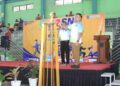 Bupati Tegal Ischak Maulana menyalakan api obor sebagai tanda dibukanya Olimpiade Olahraga Siswa Nasional (O2SN) jenjang SD dan SMP di GOR Indoor Trisanja Slawi, Selasa, 9 Juni 2026. (Dok. Pemkab Tegal/Lingkarjateng.id)