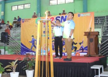 Bupati Tegal Ischak Maulana menyalakan api obor sebagai tanda dibukanya Olimpiade Olahraga Siswa Nasional (O2SN) jenjang SD dan SMP di GOR Indoor Trisanja Slawi, Selasa, 9 Juni 2026. (Dok. Pemkab Tegal/Lingkarjateng.id)