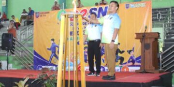 Bupati Tegal Ischak Maulana menyalakan api obor sebagai tanda dibukanya Olimpiade Olahraga Siswa Nasional (O2SN) jenjang SD dan SMP di GOR Indoor Trisanja Slawi, Selasa, 9 Juni 2026. (Dok. Pemkab Tegal/Lingkarjateng.id)