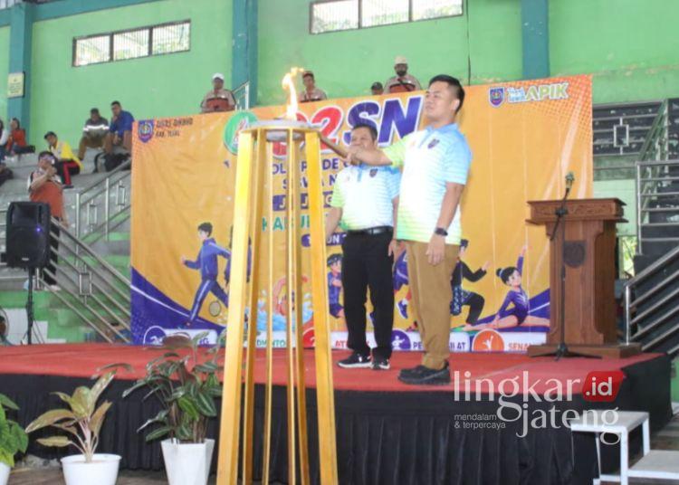 Buka O2SN 2026, Bupati Tegal Tekankan Sportivitas Para Siswa 25 Bupati Tegal Ischak Maulana menyalakan api obor sebagai tanda dibukanya Olimpiade Olahraga Siswa Nasional (O2SN) jenjang SD dan SMP di GOR Indoor Trisanja Slawi, Selasa, 9 Juni 2026. (Dok. Pemkab Tegal/Lingkarjateng.id)