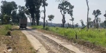 Kondisi jalan Dukuh Gelur, Desa Tompegunung, Kecamatan Sukolilo, Kabupaten Pati yang puluhan tahun tidak tersentuh pembangunan. (Fahtur Rohman/Lingkarjateng.id)