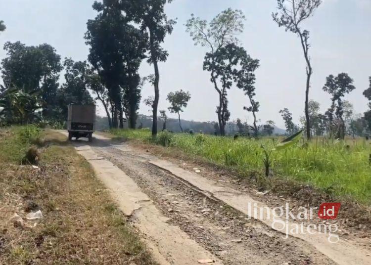 Jalan Tompegunung Pati Akan Diperbaiki 1 Km Tahun Ini, Warga Minta Proyek Tak Mandek 25 Kondisi jalan Dukuh Gelur, Desa Tompegunung, Kecamatan Sukolilo, Kabupaten Pati yang puluhan tahun tidak tersentuh pembangunan. (Fahtur Rohman/Lingkarjateng.id)