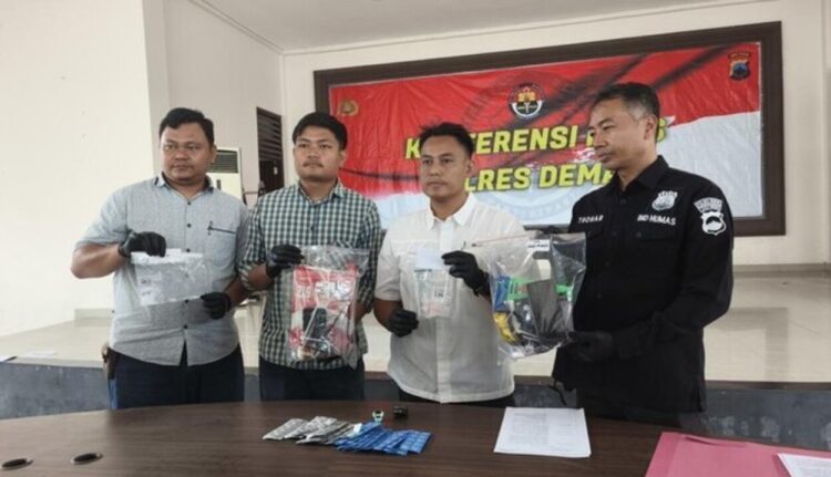 Modus Jualan Es Teh Nyambi COD Sabu di Jalur Pantura Demak, Pria Semarang Diringkus Polisi 25 Satresnarkoba Polres Demak menggelar konferensi pers ungkap kasus peredaran narkoba jenis sabu, Jumat (12/6).