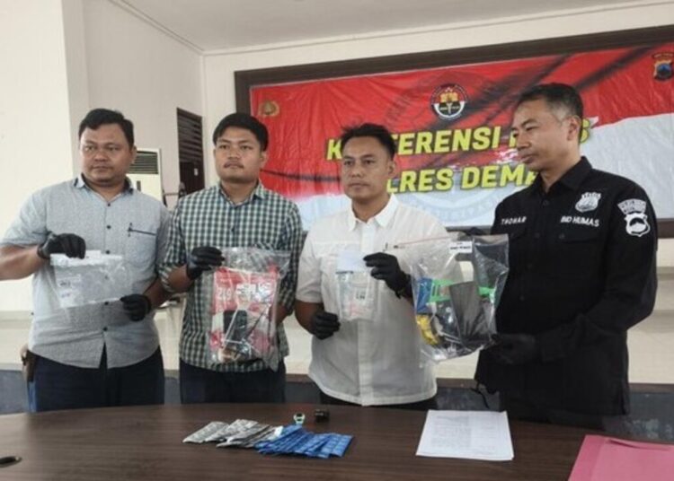 Modus Jualan Es Teh Nyambi COD Sabu di Jalur Pantura Demak, Pria Semarang Diringkus Polisi 25 Satresnarkoba Polres Demak menggelar konferensi pers ungkap kasus peredaran narkoba jenis sabu, Jumat (12/6).