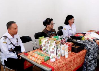 Suasana Tim Kurator Dinas Koperasi dan UKM Provinsi Jawa Tengah saat melakukan kurasi sejumlah produk UMKM di Dekranasda Kota Salatiga, Rabu, 15 Juli 2026. (Dok Prokompim Setda Salatiga/Lingkarjateng.id)