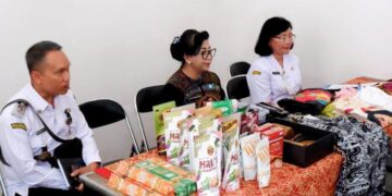 Suasana Tim Kurator Dinas Koperasi dan UKM Provinsi Jawa Tengah saat melakukan kurasi sejumlah produk UMKM di Dekranasda Kota Salatiga, Rabu, 15 Juli 2026. (Dok Prokompim Setda Salatiga/Lingkarjateng.id)