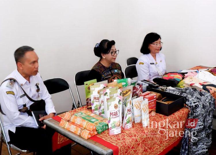 Suasana Tim Kurator Dinas Koperasi dan UKM Provinsi Jawa Tengah saat melakukan kurasi sejumlah produk UMKM di Dekranasda Kota Salatiga, Rabu, 15 Juli 2026. (Dok Prokompim Setda Salatiga/Lingkarjateng.id)