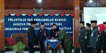 Bupati Grobogan Lantik 5 Pejabat Hasil Seleksi Terbuka JPT Pratama, Berikut Ini Nama dan Jabatannya 10 Prosesi pelantikan Lima Jabatan Pimpinan Tinggi (JPT) Pratama, pejabat pimpinan organisasi perangkat daerah (OPD) di Pendapa Kabupaten Grobogan, Jumat (3/7). Foto : Dok.Pemkab Grobogan/Lingkar