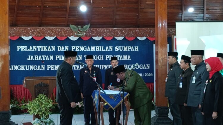 Bupati Grobogan Lantik 5 Pejabat Hasil Seleksi Terbuka JPT Pratama, Berikut Ini Nama dan Jabatannya 25 Prosesi pelantikan Lima Jabatan Pimpinan Tinggi (JPT) Pratama, pejabat pimpinan organisasi perangkat daerah (OPD) di Pendapa Kabupaten Grobogan, Jumat (3/7). Foto : Dok.Pemkab Grobogan/Lingkar
