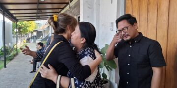 Palito saat memeluk Ibunya dengan penuh rasa haru di depan gerbang Lembaga Pemasyarakatan Perempuan Kelas IIA Semarang. Foto: Rizky/Lingkar