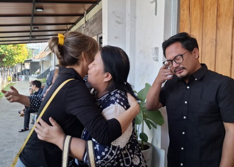 Wanita 67 Tahun Komisaris Perusahaan Hirup Udara Bebas usai Ditahan 3 Bulan di Lapas Semarang 25 Palito saat memeluk Ibunya dengan penuh rasa haru di depan gerbang Lembaga Pemasyarakatan Perempuan Kelas IIA Semarang. Foto: Rizky/Lingkar