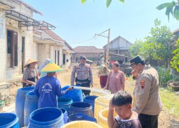 Sat Samapta Polres Jepara Salurkan Air Bersih ke Wilayah Terdampak Kekeringan 25 Sat Samapta Polres Jepara saat menyalurkan bantuan air bersih kepada warga Kecamatan Kedung. Foto: Dok.Polres Jepara/Lingkar