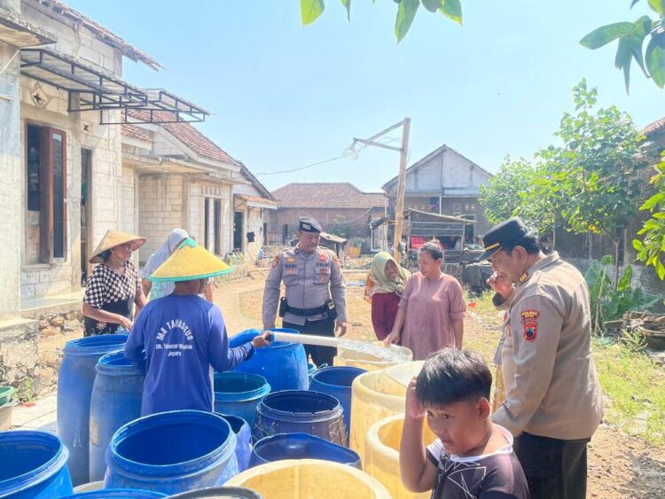 Sat Samapta Polres Jepara Salurkan Air Bersih ke Wilayah Terdampak Kekeringan 25 Sat Samapta Polres Jepara saat menyalurkan bantuan air bersih kepada warga Kecamatan Kedung. Foto: Dok.Polres Jepara/Lingkar