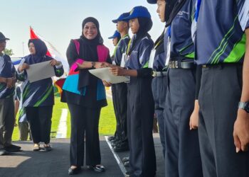 Pj Sekda Batang Sri Purwaningsih saat memberikan piagam kepada peserta PRIMA angkatan gelombang II di KEK Industropolis Batang, belum lama ini. Foto : Dok.Pribadi/lingkar