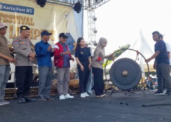 Kepala Dinsos Kendal, Muntoha mendampingi Bupati Kendal membuka Karta Fest Kuda Lumping di Lapangan Desa Karangmulyo, Kecamatan Pegandon, Sabtuz 4 Juli 2026. (Anik Kustiani/Lingkarjateng.id)