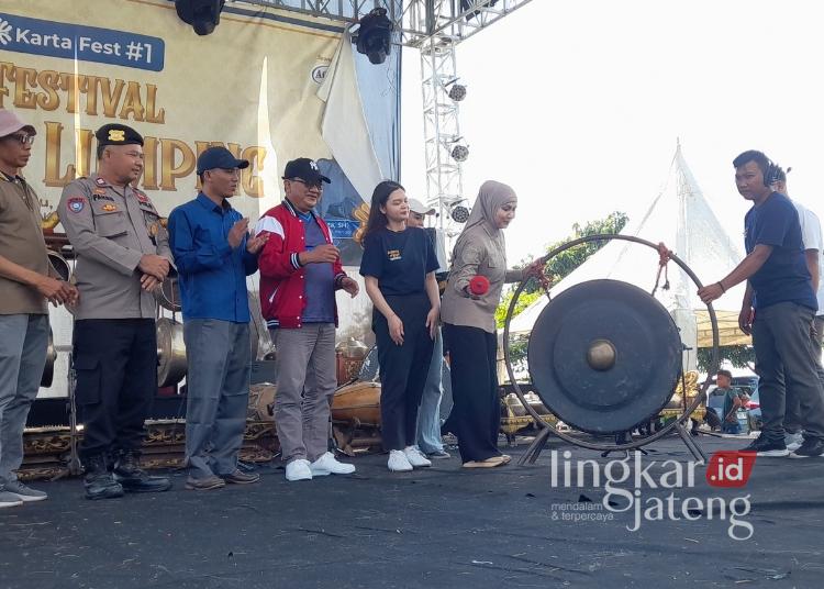 Dinsos Kendal Apresiasi Karta Fest Kuda Lumping, Ajak Generasi Muda Cintai Budaya Tradisional 25 Kepala Dinsos Kendal, Muntoha mendampingi Bupati Kendal membuka Karta Fest Kuda Lumping di Lapangan Desa Karangmulyo, Kecamatan Pegandon, Sabtuz 4 Juli 2026. (Anik Kustiani/Lingkarjateng.id)