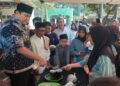 Wakil Bupati Jepara, M. Ibnu Hajar memborong dagangan UMKM dalam kegiatan Jumat Berangkat di Desa Guyangan, Kecamatan Bangsri pada Jumat, 10 Juli 2026. (Tomi Budianto/Lingkarjateng.id)