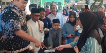 Wakil Bupati Jepara, M. Ibnu Hajar memborong dagangan UMKM dalam kegiatan Jumat Berangkat di Desa Guyangan, Kecamatan Bangsri pada Jumat, 10 Juli 2026. (Tomi Budianto/Lingkarjateng.id)