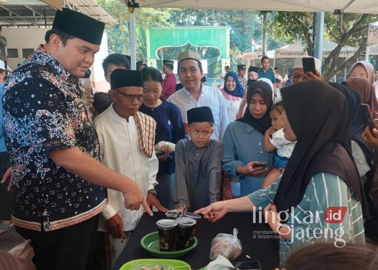 Wakil Bupati Jepara, M. Ibnu Hajar memborong dagangan UMKM dalam kegiatan Jumat Berangkat di Desa Guyangan, Kecamatan Bangsri pada Jumat, 10 Juli 2026. (Tomi Budianto/Lingkarjateng.id)
