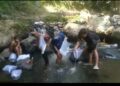 Puluhan remaja dari wilayah Kecamatan Tengaran melakukan aksi tebar bibit ikan di Sungai Serang di Desa Tengaran, Kabupaten Semarang demi menjaga ekosistem di sungai. Foto :Hesty/Lingkar