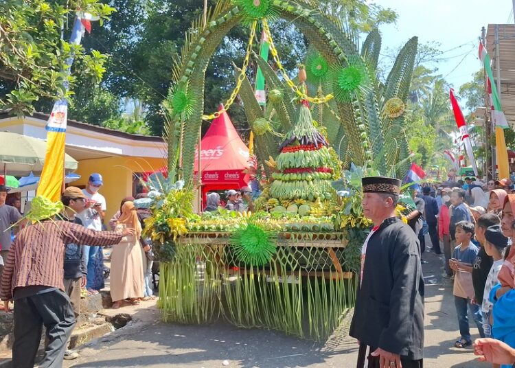 Tradisi Jolenan Ajang Perkuat Ketahanan Pangan Desa Kemetul Semarang 25 Kemeriahan gelaran Karnaval Jolenan Merti Desa Kemetul, Kecamatan Susukan, Kabupaten Semarang sebagai wujud syukur masyarakat. Foto : Hesty Imaniar/Lingkar