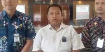 Ketua Komisi D DPRD Pati, Teguh Bandang Waluyo (tengah), saat sidak di RSUD Kayen pada Kamis, 23 Juli 2026. (dok for Lingkarjateng.id)