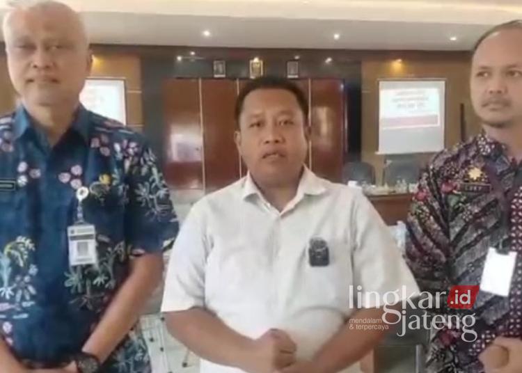 Pelayanan Makin Baik, Dewan Pati Nilai RSUD Kayen Butuh Tambah Lahan Parkir 25 Ketua Komisi D DPRD Pati, Teguh Bandang Waluyo (tengah), saat sidak di RSUD Kayen pada Kamis, 23 Juli 2026. (dok for Lingkarjateng.id)