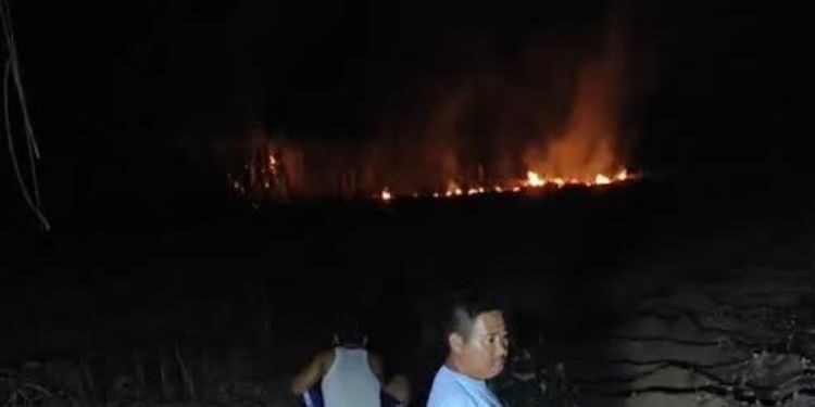 Kebakaran lahan tebu di Dukuh Krajan, Desa Sabarwangi, Kecamatan Kajen, Kabupaten Pekalongan, Minggu, 12 Juli 2026. (dok Polsek Kajen/Lingkarjateng.id)
