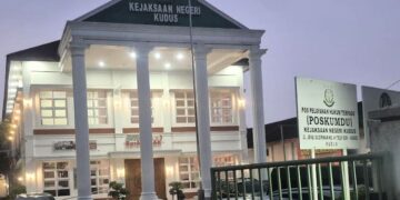 POTRET: Tampak depan Gedung Kejaksaan Negeri (Kejari) Kabupaten Kudus. (Fahtur Rohman/Lingkarjateng.id)