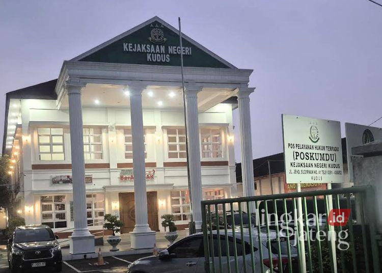 POTRET: Tampak depan Gedung Kejaksaan Negeri (Kejari) Kabupaten Kudus. (Fahtur Rohman/Lingkarjateng.id)