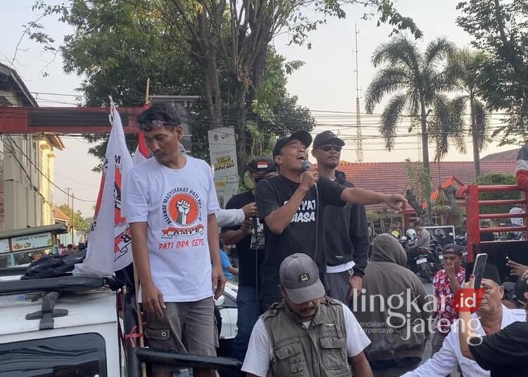 Massa AMPB menggelar demonstrasi di Kejari Pati, Senin, 27 Juli 2026. (Mohammad Fahtur Rohman/Lingkarjateng.id)
