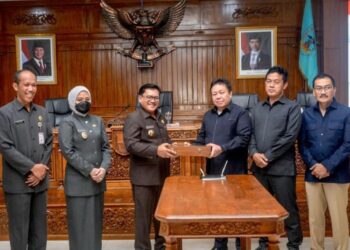 Wali Kota Salatiga Robby Hernawan (ketiga kiri) menyerahkan Rancangan Peraturan Daerah tentang Pertanggungjawaban Pelaksanaan APBD Tahun Anggaran 2025 kepada Ketua DPRD Dance Ishak Palit (ketiga kanan) saat sidang paripurna di Kantor DPRD, Senin, 13 Juli 2026. (Dok Prokompim Setda Salatiga/Lingkarjateng.id)