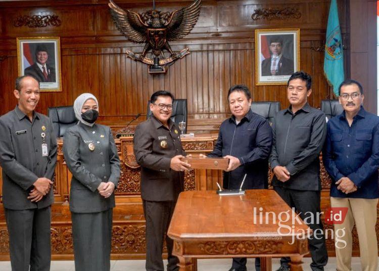 Wali Kota Salatiga Robby Hernawan (ketiga kiri) menyerahkan Rancangan Peraturan Daerah tentang Pertanggungjawaban Pelaksanaan APBD Tahun Anggaran 2025 kepada Ketua DPRD Dance Ishak Palit (ketiga kanan) saat sidang paripurna di Kantor DPRD, Senin, 13 Juli 2026. (Dok Prokompim Setda Salatiga/Lingkarjateng.id)