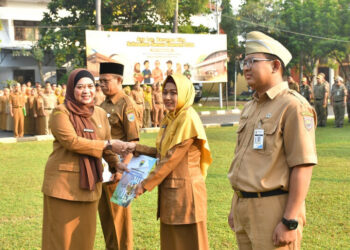 Pj Sekda Batang, Sri Purwaningsih, menyerahkan SK kenaikan pangkat secara simbolis kepada ASN saat apel pagi di Halaman Pendopo Kabupaten Batang, Senin, 6 Juli 2026. (Humas Pemkab Batang/Lingkarjateng.id)