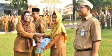 43 ASN Pemkab Batang Terima SK Kenaikan Pangkat, Mayoritas Guru 10 Pj Sekda Batang, Sri Purwaningsih, menyerahkan SK kenaikan pangkat secara simbolis kepada ASN saat apel pagi di Halaman Pendopo Kabupaten Batang, Senin, 6 Juli 2026. (Humas Pemkab Batang/Lingkarjateng.id)