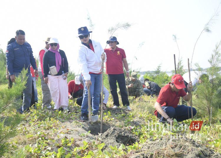 Wali Kota Semarang Ajak Karang Taruna Jaga Kelestarian Kawasan Pesisir 25 Wali Kota Semarang, Agustina Wilujeng Pramestuti, saat menanam cemara laut di kawasan pesisir Pulau Tirang, Kelurahan Tugurejo, Kecamatan Tugu, Minggu, 12 Juli 2026. (Syahril Muadz/Lingkarjateng.id)