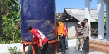 BPBD Kabupaten Semarang menyerahkan bantuan tandon air di Desa Plumutandan Desa Bantal Kecamatan Bancak, Kabupaten Semarang pada Kamis, 2 Juli 2026. (dok for Lingkarjateng.id)
