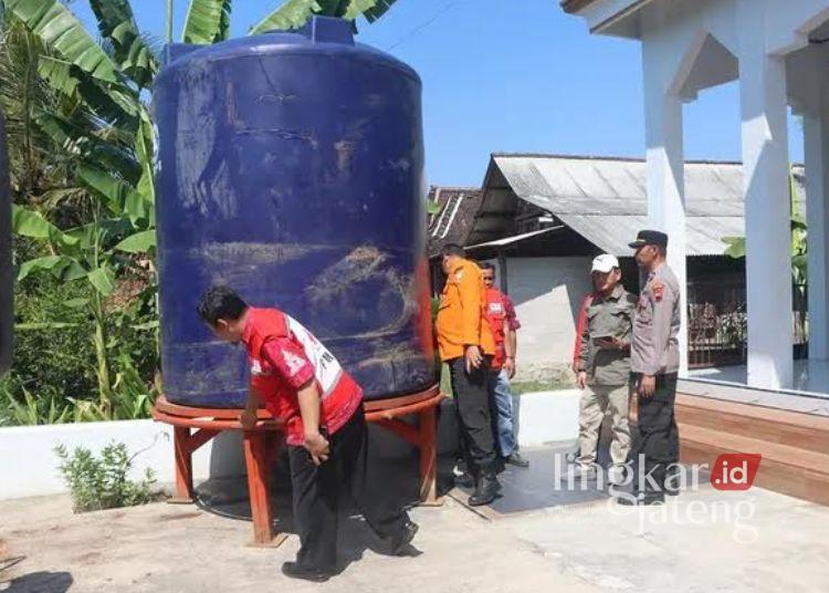 BPBD Kabupaten Semarang menyerahkan bantuan tandon air di Desa Plumutandan Desa Bantal Kecamatan Bancak, Kabupaten Semarang pada Kamis, 2 Juli 2026. (dok for Lingkarjateng.id)
