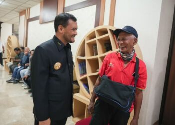Gubernur Jawa Tengah, Ahmad Luthfi, menyapa warga yang memanfaatkan layanan di Rumah Rakyat komplek Kantor Gubernur pada Rabu, 8 Juli 2026. (dok for Lingkarjateng.id)