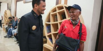 Gubernur Jawa Tengah, Ahmad Luthfi, menyapa warga yang memanfaatkan layanan di Rumah Rakyat komplek Kantor Gubernur pada Rabu, 8 Juli 2026. (dok for Lingkarjateng.id)