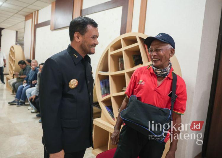 Antusias Warga Tinggi, Pemprov Jateng akan Kembangkan Layanan Rumah Rakyat 25 Gubernur Jawa Tengah, Ahmad Luthfi, menyapa warga yang memanfaatkan layanan di Rumah Rakyat komplek Kantor Gubernur pada Rabu, 8 Juli 2026. (dok for Lingkarjateng.id)
