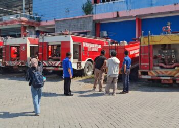 Lima armada Damkar Kota Semarang yang dikandangkan untuk sementara waktu. (Syahril Muadz/Lingkarjateng.id)