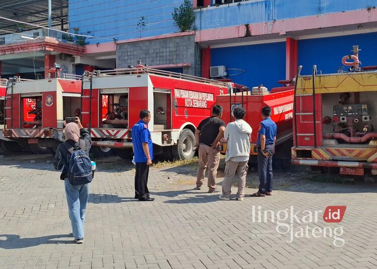 Lima armada Damkar Kota Semarang yang dikandangkan untuk sementara waktu. (Syahril Muadz/Lingkarjateng.id)