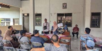 Kabid UMKM Dinkop UKM dan Naker Kabupaten Pekalongan, Roufah Ainani, menyosialisasikan aturan baru pemakaian Shelter Gemek Plaza di Kelurahan Kedungwuni Barat, Kecamatan Kedungwuni, Kamis, 30 Juli 2026. (Fahri Akbar/Lingkarjateng.id)