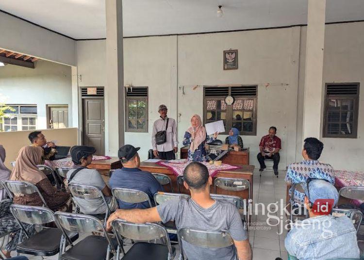 Kabid UMKM Dinkop UKM dan Naker Kabupaten Pekalongan, Roufah Ainani, menyosialisasikan aturan baru pemakaian Shelter Gemek Plaza di Kelurahan Kedungwuni Barat, Kecamatan Kedungwuni, Kamis, 30 Juli 2026. (Fahri Akbar/Lingkarjateng.id)