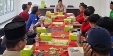 Kepala Badan Kesatuan Bangsa dan Politik (Bakesbangpol) Kabupaten Kendal, Alfebian Yulando, memimpin Rapat Koordinasi Pengelolaan Hibah Bantuan Keuangan Partai Politik Tahun Anggaran 2026 di aula Bakesbangpol Kendal, Selasa, 14 Juli 2026. (dok for Lingkarjateng.id)
