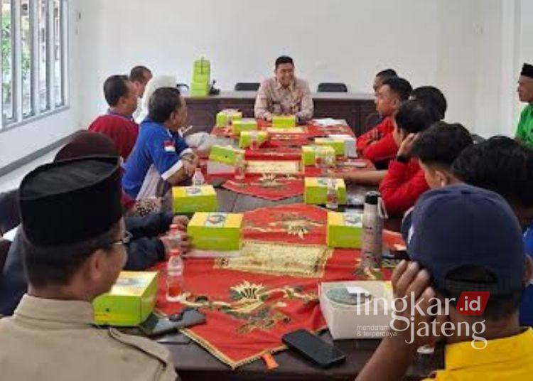 Bakesbangpol Kendal Ingatkan Partai Politik Kelola Dana Hibah Secara Akuntabel 25 Kepala Badan Kesatuan Bangsa dan Politik (Bakesbangpol) Kabupaten Kendal, Alfebian Yulando, memimpin Rapat Koordinasi Pengelolaan Hibah Bantuan Keuangan Partai Politik Tahun Anggaran 2026 di aula Bakesbangpol Kendal, Selasa, 14 Juli 2026. (dok for Lingkarjateng.id)
