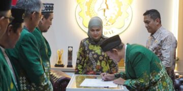 Bupati Kendal, Dyah Kartika Permanasari, dalam agenda penandatanganan Naskah Perjanjian Hibah Daerah (NPHD) bersama Pimpinan Daerah Muhammadiyah (PDM) Kabupaten Kendal Tahun Anggaran 2026 di Ruang Kerja Bupati Kendal, Selasa, 14 Juli 2026. (dok for Lingkarjateng.id)